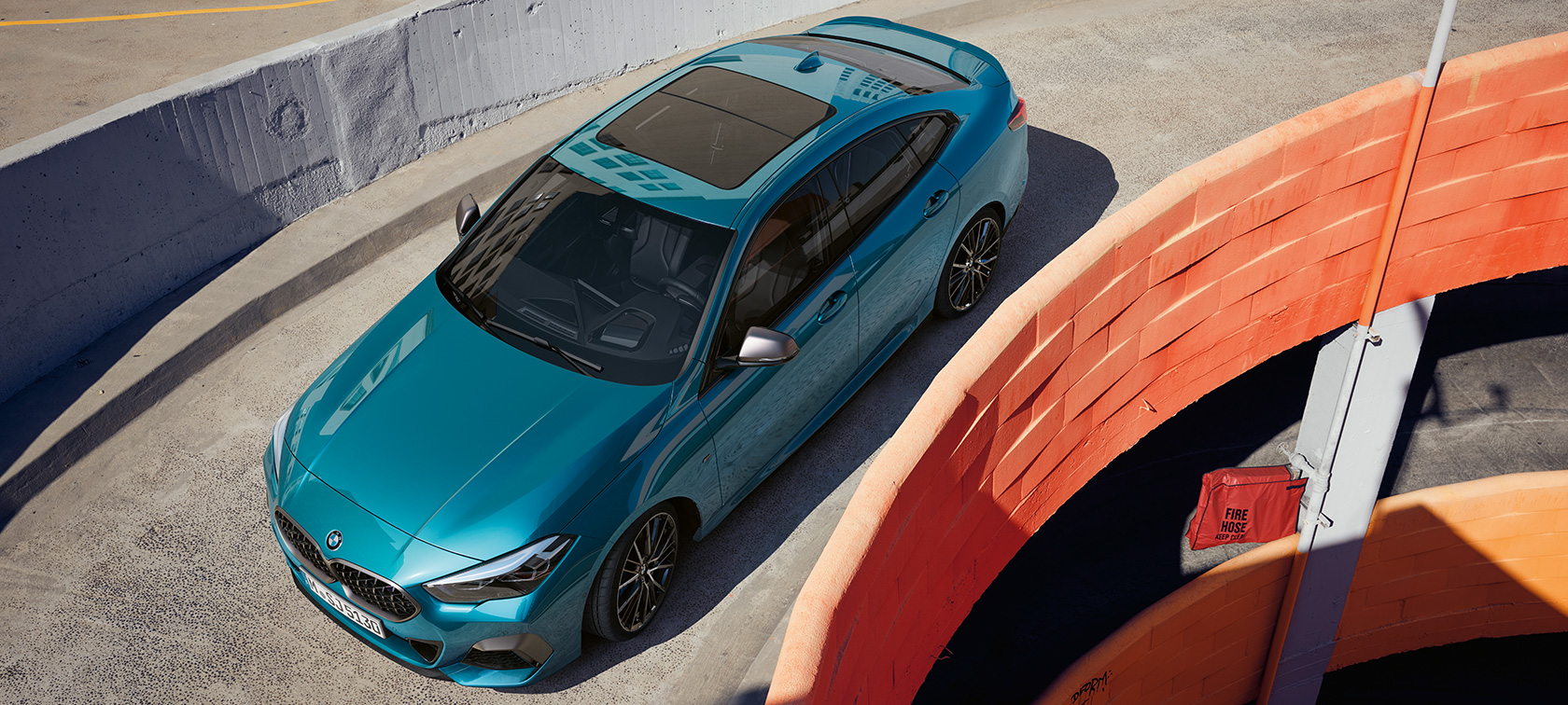 Nuevo BMW Serie 2 Gran Coupé con techo de cristal panorámico Snapper Rocks Blau metalizado F44, vista aérea